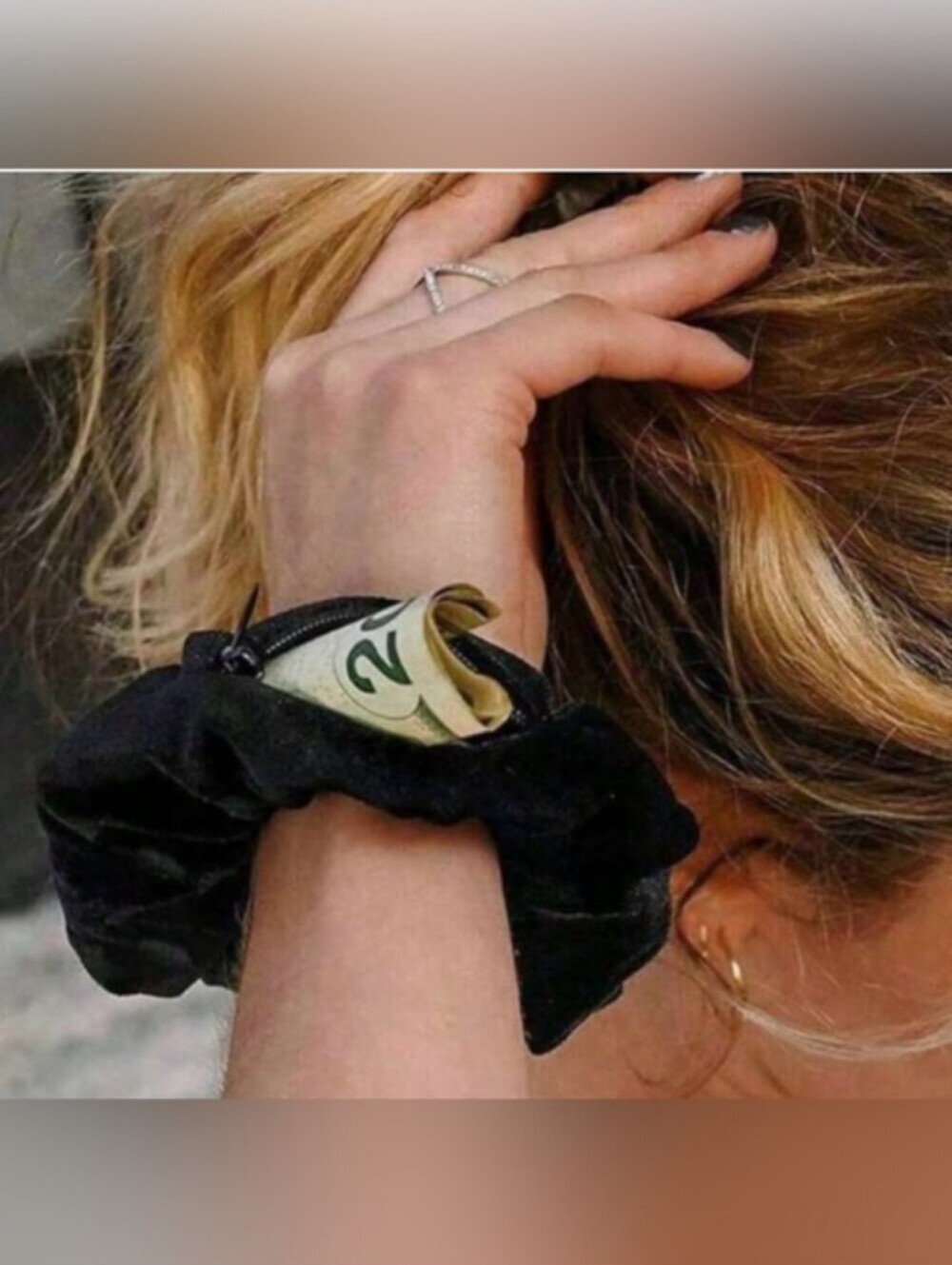 Scrunchie W/ Zip Storage Pocket 🖤